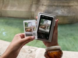 instax mini LiPlay+™ La prima istantanea ibrida premium con fotocamera selfie
