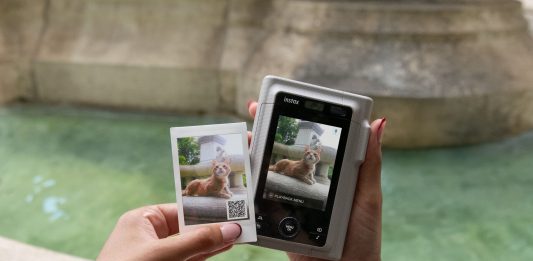 instax mini LiPlay+™ La prima istantanea ibrida premium con fotocamera selfie